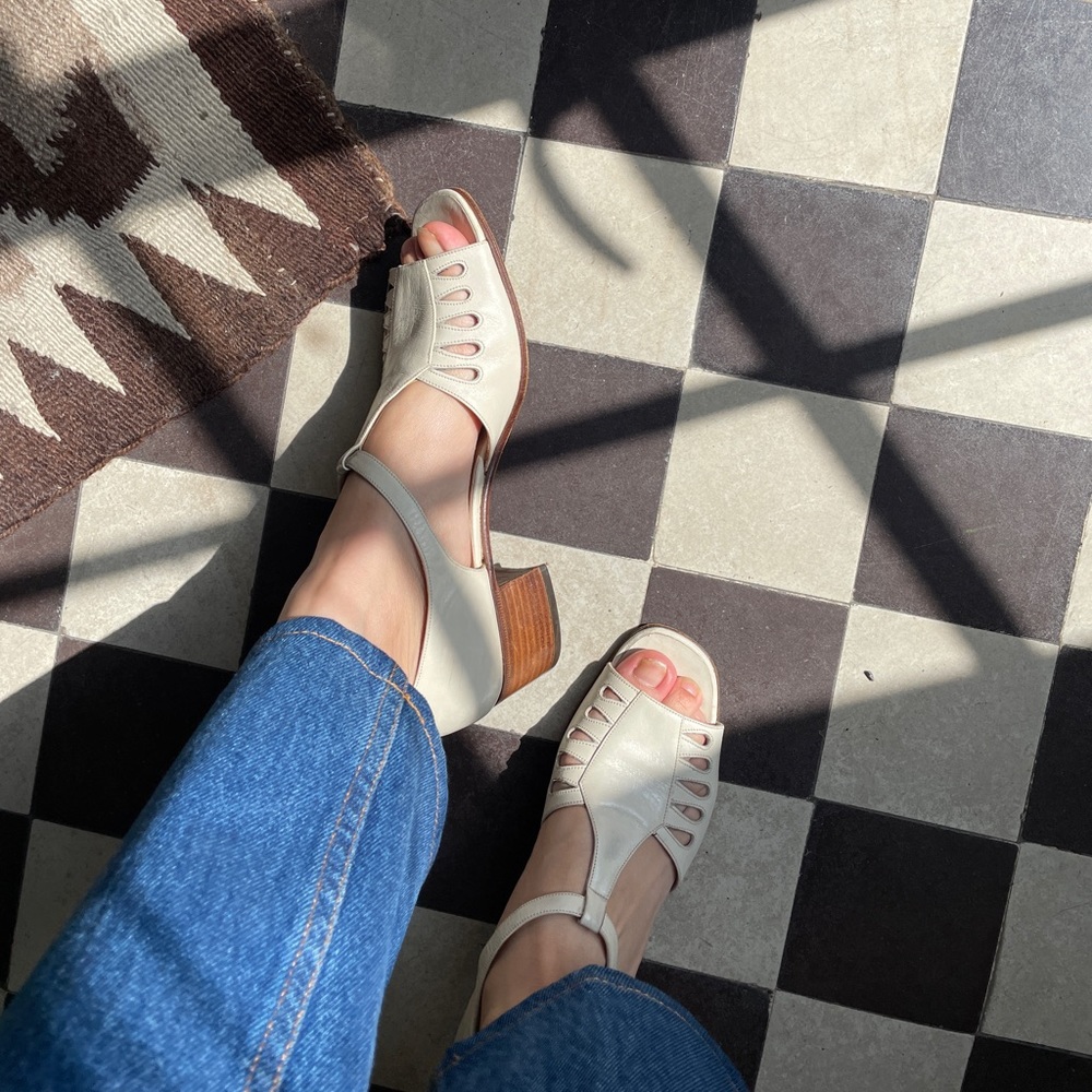Vintage Bally strappy sandals with small heel - size 8